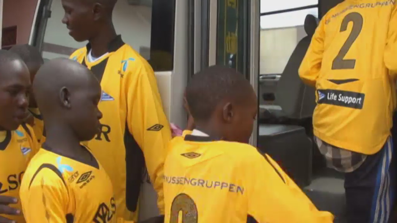 20120612-Her får Mbale-barna en buss i gave